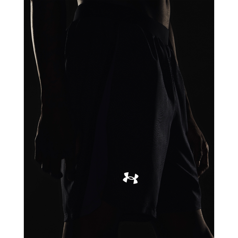 Moške kratke hlače UNDER ARMOUR Launch 7 Printed Short 1376582-044 - zasnovane za brezskrbno gibanje z lahkotno in raztegljivo tkanino. Notranja mrežasta podloga zagotavlja odvajanje vlage in zračnost, medtem ko elastičen pas nudi udobje.