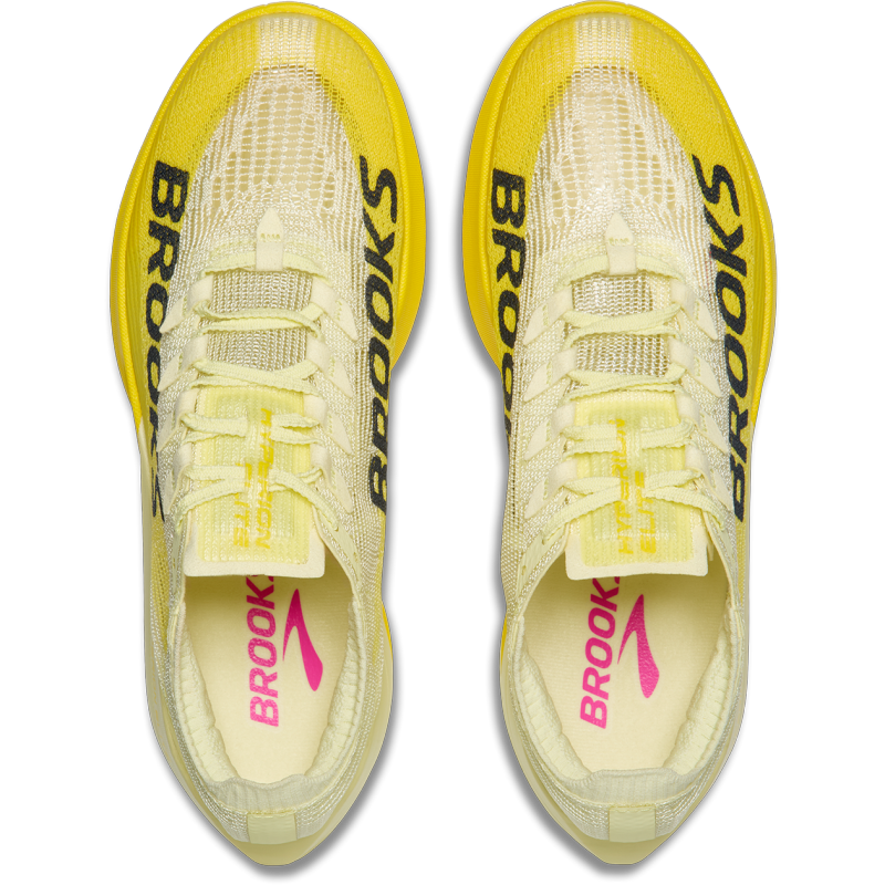 Brooks Hyperion Elite 5 z novo DNA GOLD peno in SpeedVault  karbonsko ploščo prinaša maksimalen povratek energije, eksploziven odriv in izjemno nizko težo (196 g). Idealni za maraton in osebne rekorde.