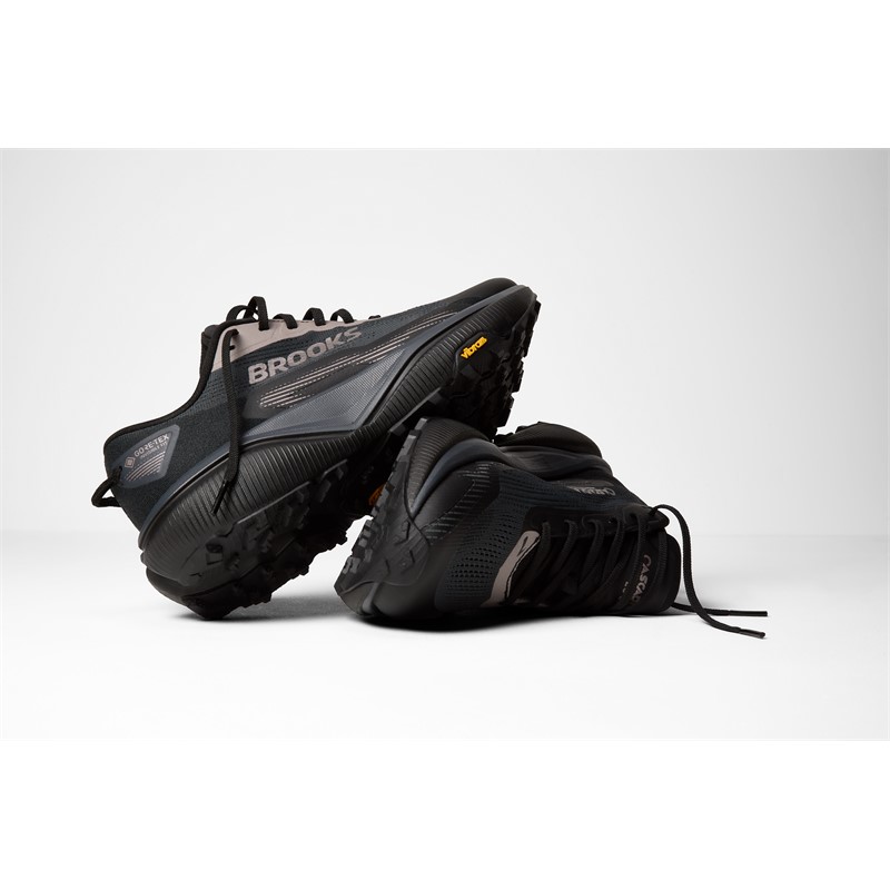 Vodoodporne moške trail superge Brooks Cascadia 20 GTX z blaženjem DNA FLASH v2, tehnologijo TrailAdapt in podplatom Vibram Megagrip za tehnične poti ter mokre razmere.