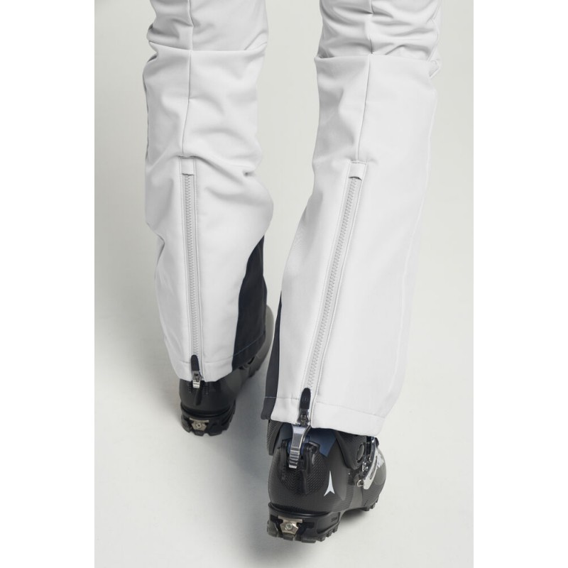 Ženske smučarske hlače TENSON Grace Softshell nudijo elegantno slim-fit silhueto, vodoodporen in vetroodporen softshell material, artikulirane kolene in notranji snežni pas za popolno udobje in zaščito.