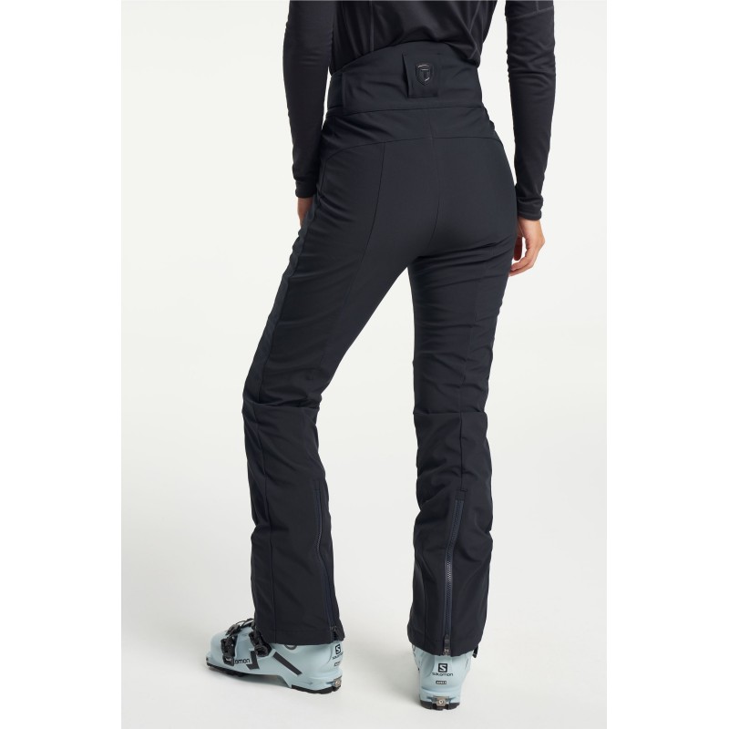 Ženske smučarske hlače TENSON Grace Softshell nudijo elegantno slim-fit silhueto, vodoodporen in vetroodporen softshell material, artikulirane kolene in notranji snežni pas za popolno udobje in zaščito.