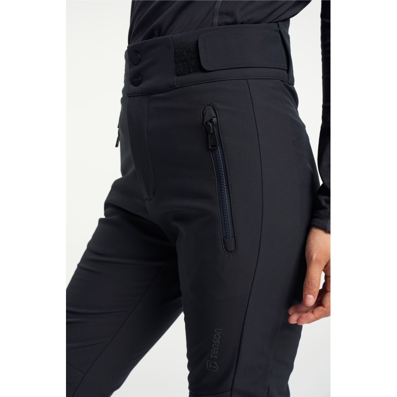 Ženske smučarske hlače TENSON Grace Softshell nudijo elegantno slim-fit silhueto, vodoodporen in vetroodporen softshell material, artikulirane kolene in notranji snežni pas za popolno udobje in zaščito.
