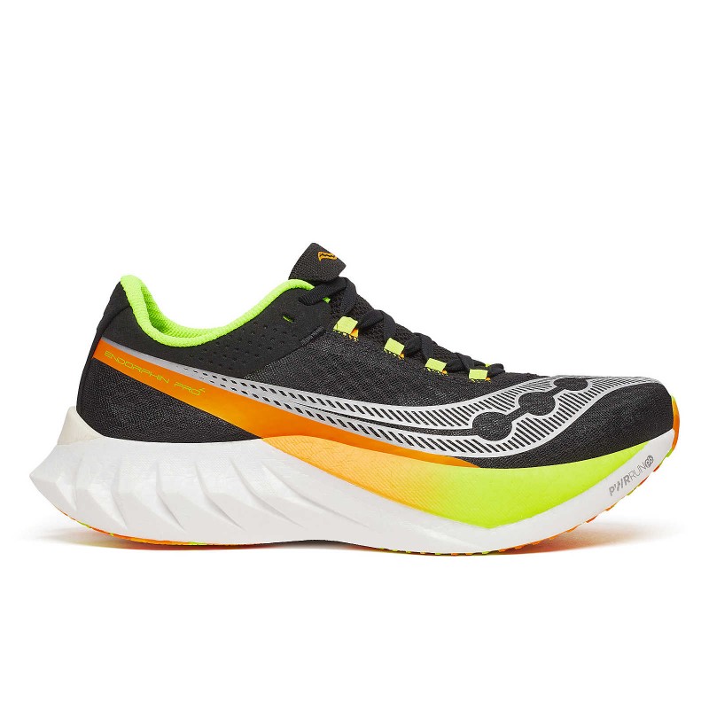 Saucony Endorphin Pro 4 je nova različica superge, zasnovana za dan dirke, hitra in odzivna, mehka in trpežna. Želeni rezultat je bil dosežen s kombiniranjem penastih formulacij PWRRUN PB in PWRRUN HG v vmesnem podplatu.