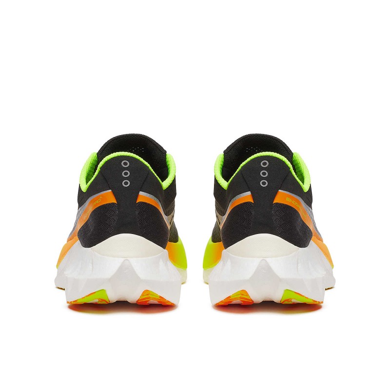 Saucony Endorphin Pro 4 je nova različica superge, zasnovana za dan dirke, hitra in odzivna, mehka in trpežna. Želeni rezultat je bil dosežen s kombiniranjem penastih formulacij PWRRUN PB in PWRRUN HG v vmesnem podplatu.