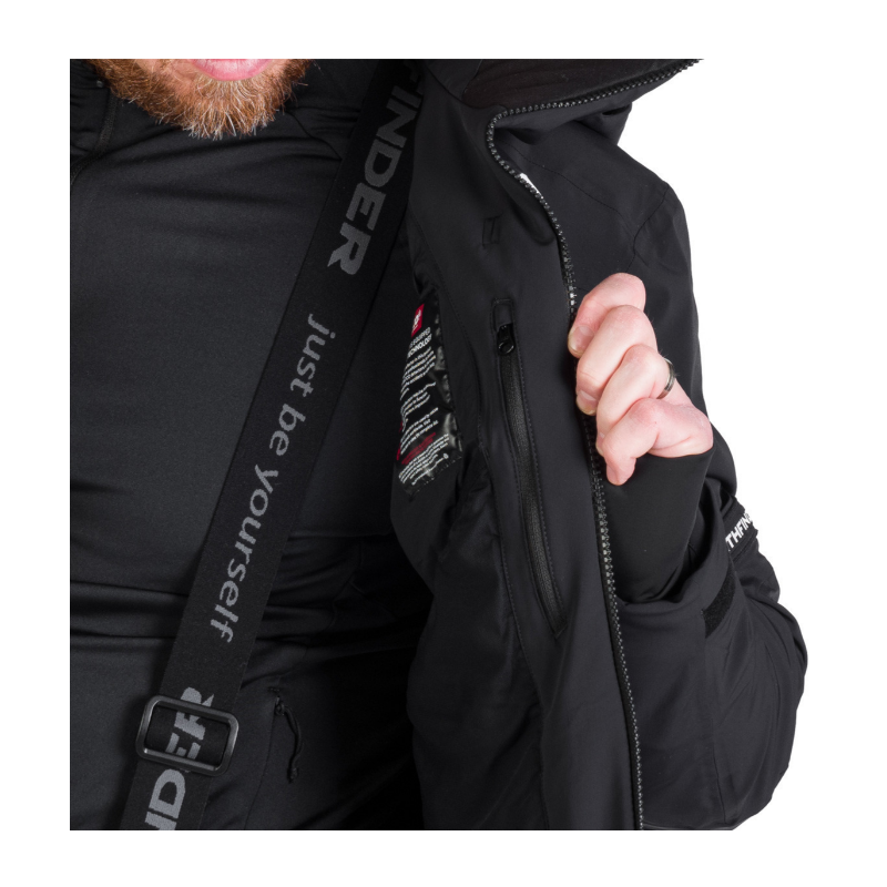 Moška smučarska jakna NORTHFINDER VALERIO ponuja 10K/10K vodoodporno zaščito, toplo izolacijo PrimaLoft® Eco Black in PFC-free obdelavo. Snežni pas, snemljiva 3D kapuca in vodoodporne YKK® zadrge za brezskrbne dni na snegu.