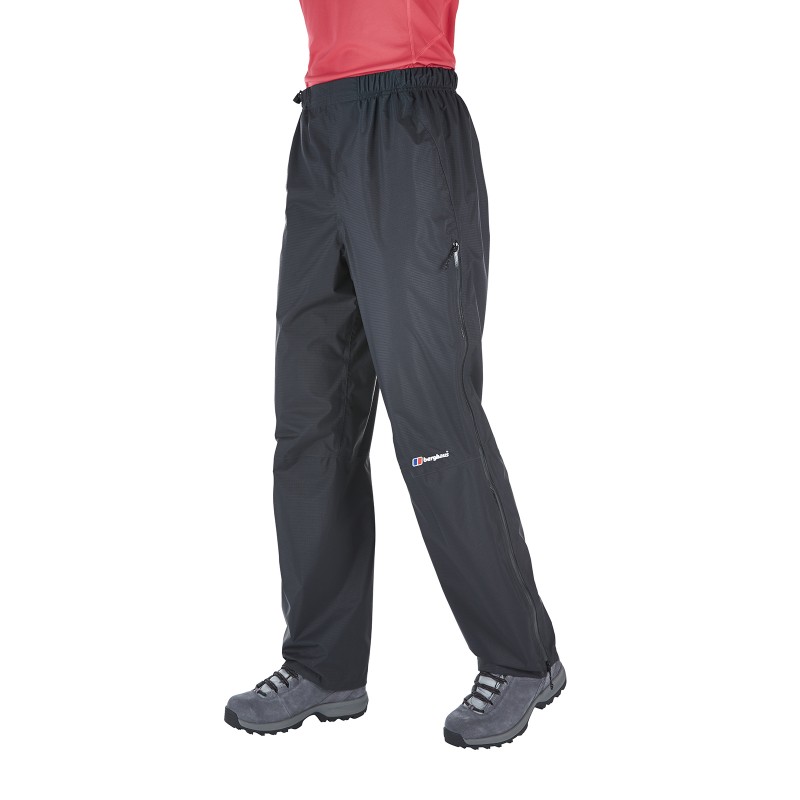 Popoln spremljevalec za reševanje slabega vremena. Hydroshell ™ Overtrouser je primeren za vse, ki želijo uživati ​​v dnevu v hribih, kjer se lahko odprejo oblaki. Popolna zaščita za vetrovne in vlažne dni - 