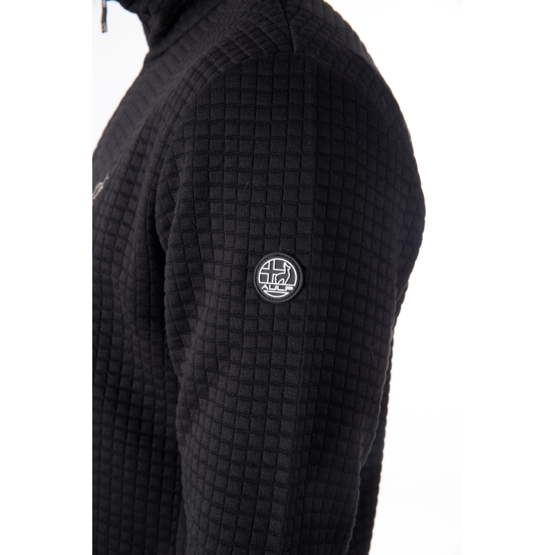 Moški midlayer AULP CRUIZ BLACK zagotavlja popolno toploto, izjemno svobodo gibanja in zračno jacquard pletivo. Odličen kot srednji sloj za smučanje ali outdoor aktivnosti. Odkrij udobje in performance v AS Sport Outlet.