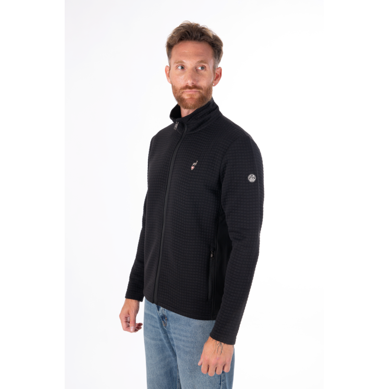 Moški midlayer AULP CRUIZ BLACK zagotavlja popolno toploto, izjemno svobodo gibanja in zračno jacquard pletivo. Odličen kot srednji sloj za smučanje ali outdoor aktivnosti. Odkrij udobje in performance v AS Sport Outlet.