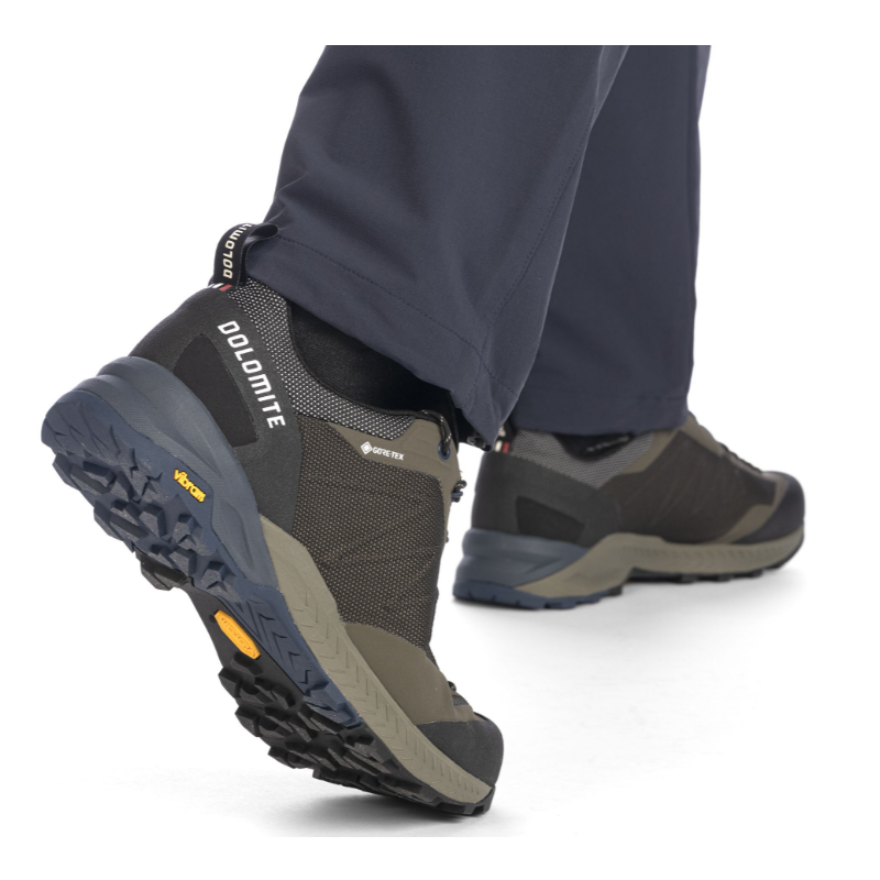 Lahki moški pohodni čevlji DOLOMITE Crodarossa Tech GTX z GORE-TEX membrano in Vibram® Megagrip podplatom. Popolni za hiking, approach ture in tehničen teren – AS Sport Outlet.
