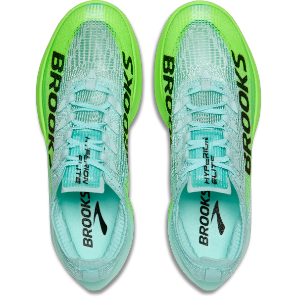 Brooks Hyperion Elite 5 z novo DNA GOLD peno in SpeedVault  karbonsko ploščo prinaša maksimalen povratek energije, eksploziven odriv in izjemno nizko težo (196 g). Idealni za maraton in osebne rekorde.