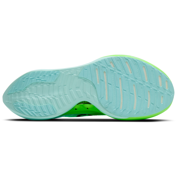 Brooks Hyperion Elite 5 z novo DNA GOLD peno in SpeedVault  karbonsko ploščo prinaša maksimalen povratek energije, eksploziven odriv in izjemno nizko težo (196 g). Idealni za maraton in osebne rekorde.