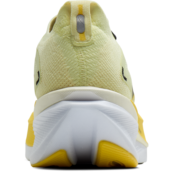 BROOKS Hyperion Max 3 so lahke in odzivne moške tekaške superge z DNA GOLD in DNA FLASH v2 blaženjem ter SpeedVault ploščo. Idealne za tempo teke, intervale in hitre treninge.