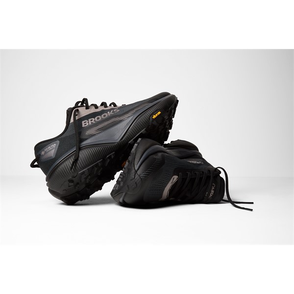 Vodoodporne moške trail superge Brooks Cascadia 20 GTX z blaženjem DNA FLASH v2, tehnologijo TrailAdapt in podplatom Vibram Megagrip za tehnične poti ter mokre razmere.