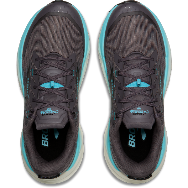 Brooks Cascadia 19 za ženske prinaša vrhunski oprijem TrailTack, mehko DNA LOFT v3 blaženje in zaščito Rock Shield za varen tek po zahtevnih terenih. Odkrij zanesljiv trail copat za brezkompromisno avanturo.