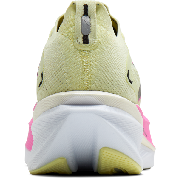 Iščeš hitrejši tempo? Ženske BROOKS Hyperion Max 3 z DNA GOLD peno in SpeedVault ploščo zagotavljajo maksimalno odzivnost, manj napora in več hitrosti. Odkrij svojo novo tekmovalno prednost!