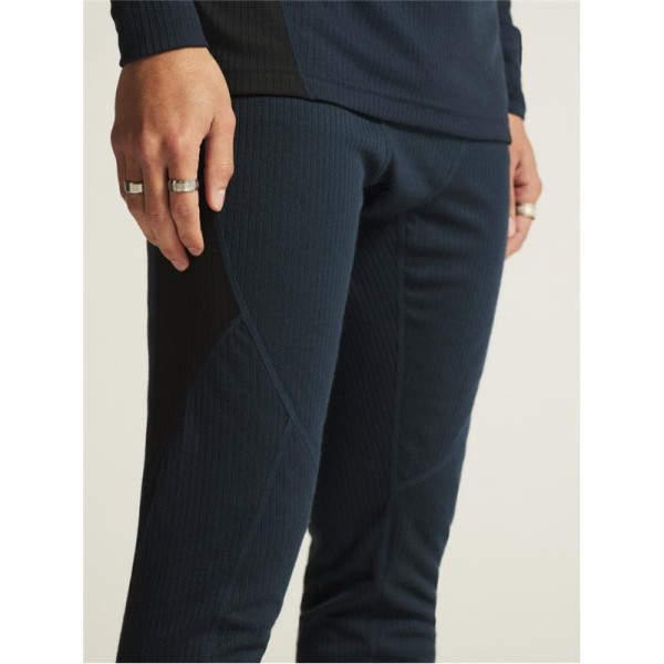 Moški termo set Craft Baselayer iz 100% recikliranega poliestra nudi toploto, hitro sušenje in udobje pri vseh zimskih športih. Odličen osnovni sloj. AS Sport Outlet.