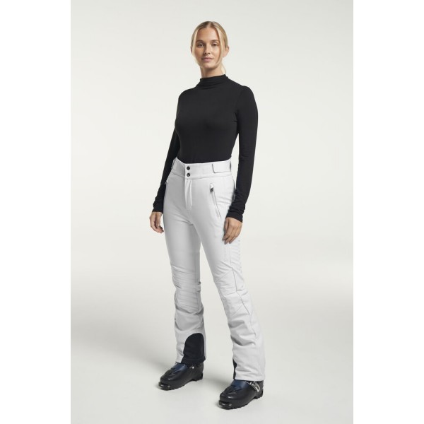 Ženske smučarske hlače TENSON Grace Softshell nudijo elegantno slim-fit silhueto, vodoodporen in vetroodporen softshell material, artikulirane kolene in notranji snežni pas za popolno udobje in zaščito.