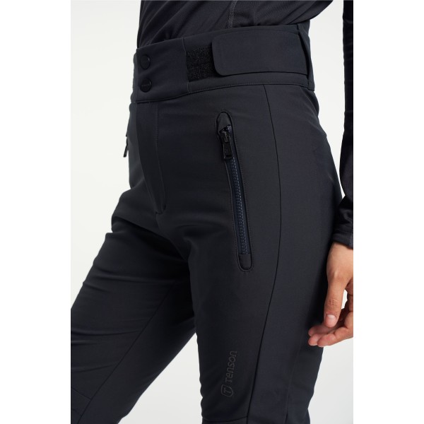 Ženske smučarske hlače TENSON Grace Softshell nudijo elegantno slim-fit silhueto, vodoodporen in vetroodporen softshell material, artikulirane kolene in notranji snežni pas za popolno udobje in zaščito.