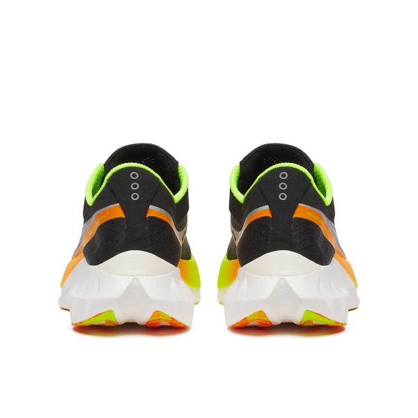 Saucony Endorphin Pro 4 je nova različica superge, zasnovana za dan dirke, hitra in odzivna, mehka in trpežna. Želeni rezultat je bil dosežen s kombiniranjem penastih formulacij PWRRUN PB in PWRRUN HG v vmesnem podplatu.