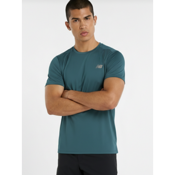 Lahka moška športna majica New Balance za tek, fitness in trening. Hitro sušeča NB DRY tehnologija in vrhunsko udobje. Na voljo v AS Sport Outlet.