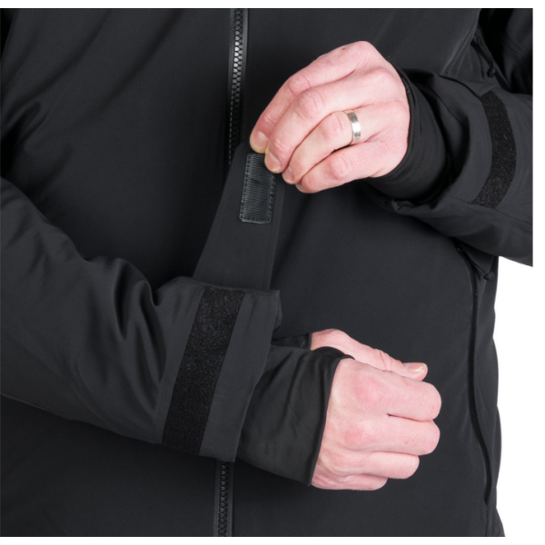 Moška smučarska jakna NORTHFINDER VALERIO ponuja 10K/10K vodoodporno zaščito, toplo izolacijo PrimaLoft® Eco Black in PFC-free obdelavo. Snežni pas, snemljiva 3D kapuca in vodoodporne YKK® zadrge za brezskrbne dni na snegu.