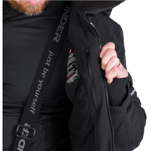 Moška smučarska jakna NORTHFINDER VALERIO ponuja 10K/10K vodoodporno zaščito, toplo izolacijo PrimaLoft® Eco Black in PFC-free obdelavo. Snežni pas, snemljiva 3D kapuca in vodoodporne YKK® zadrge za brezskrbne dni na snegu.
