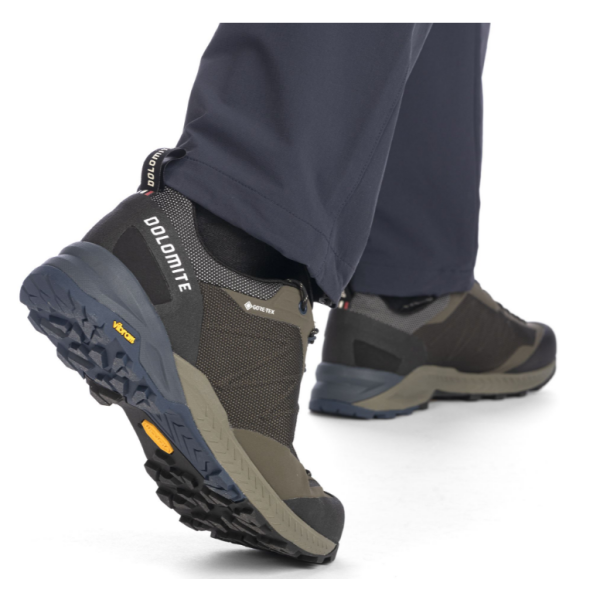 Lahki moški pohodni čevlji DOLOMITE Crodarossa Tech GTX z GORE-TEX membrano in Vibram® Megagrip podplatom. Popolni za hiking, approach ture in tehničen teren – AS Sport Outlet.
