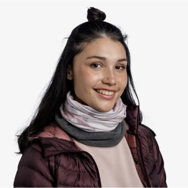 Ostanite topli in udobni z BUFF® Polar Phalin Pale Pink – vsestransko tubo za zimo, izdelano iz 97 % recikliranega poliestra z biorazgradljivim flisom PrimaLoft® Bio™. Idealna za zimske aktivnosti, kot so pohodništvo, tek na smučeh in smučanje.