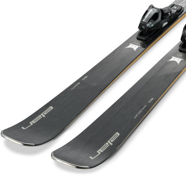 Elan Wildcat 83 Black Edition – ekskluzivne ženske smuči s karbonsko in titanlovo konstrukcijo za vrhunsko stabilnost, natančnost in slog. AS Sport Outlet.