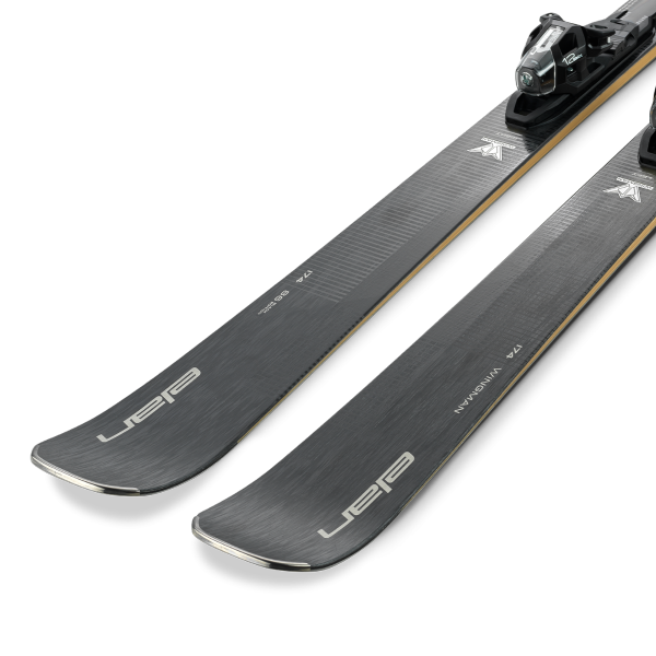 Smuči Elan Wingman 86 Black Edition (25/26) združujejo karbonsko in titanalno moč za vrhunsko stabilnost, odzivnost in natančnost. Ustvarjene za zahtevne smučarje, ki želijo popolno zmogljivost in prestižen videz.