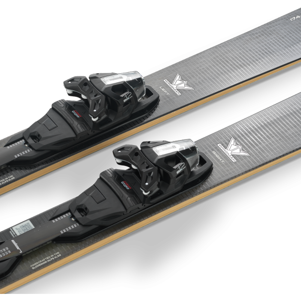 Smuči Elan Wingman 86 Black Edition (25/26) združujejo karbonsko in titanalno moč za vrhunsko stabilnost, odzivnost in natančnost. Ustvarjene za zahtevne smučarje, ki želijo popolno zmogljivost in prestižen videz.