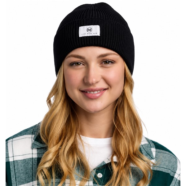 Originalna črna pletena kapa BUFF® Knitted Beanie Drisk Black iz 100 % organskega bombaža. Mehka, zračna in udobna kapa v klasični črni barvi, primerna za jesenske sprehode, milejše zimske dni in vsakodnevno uporabo.