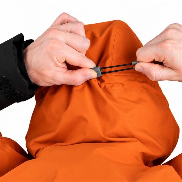 Moška smučarska jakna ELAN AREH ORANGE v izraziti oranžni barvi. Dvoslojna konstrukcija s poliuretansko membrano zagotavlja vodni stolpec 20.000 mm in zračnost 20.000 g/m²/24 h. Jakna vsebuje reciklirano sintetično izolacijo 80 g/m² na trupu in 60 g/m² na rokavih ter kapuci. Opremljena je z lepljenimi šivi, vodoodpornimi zadrgami, dvosmerno nastavljivo kapuco, združljivo s čelado, žepom za smučarsko vozovnico in notranjo zaščito pred snegom.