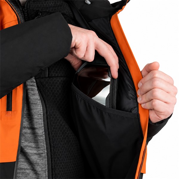 Moška smučarska jakna ELAN AREH ORANGE v izraziti oranžni barvi. Dvoslojna konstrukcija s poliuretansko membrano zagotavlja vodni stolpec 20.000 mm in zračnost 20.000 g/m²/24 h. Jakna vsebuje reciklirano sintetično izolacijo 80 g/m² na trupu in 60 g/m² na rokavih ter kapuci. Opremljena je z lepljenimi šivi, vodoodpornimi zadrgami, dvosmerno nastavljivo kapuco, združljivo s čelado, žepom za smučarsko vozovnico in notranjo zaščito pred snegom.