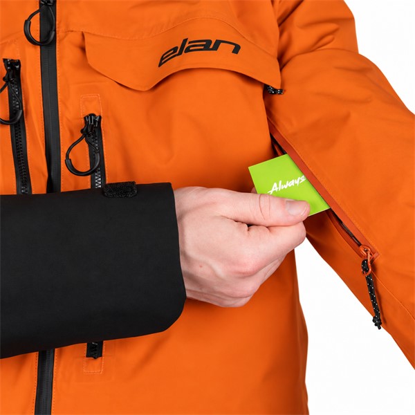 Moška smučarska jakna ELAN AREH ORANGE v izraziti oranžni barvi. Dvoslojna konstrukcija s poliuretansko membrano zagotavlja vodni stolpec 20.000 mm in zračnost 20.000 g/m²/24 h. Jakna vsebuje reciklirano sintetično izolacijo 80 g/m² na trupu in 60 g/m² na rokavih ter kapuci. Opremljena je z lepljenimi šivi, vodoodpornimi zadrgami, dvosmerno nastavljivo kapuco, združljivo s čelado, žepom za smučarsko vozovnico in notranjo zaščito pred snegom.