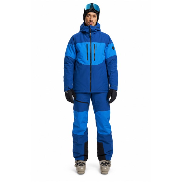 Moška smučarska jakna TENSON KIRORO v modri barvi. Membrana MPC Extreme™ zagotavlja vodni stolpec 10.000 mm in zračnost 10.000 g/m²/24 h. Jakna ima izolacijo Air-Push 100 g/m², lepljene šive, vodoodbojne zadrge, fiksno nastavljivo kapuco, prezračevanje pod pazduhami, snežno manšeto in notranje Lycra manšete z odprtinami za palce. Izdelana je iz recikliranega poliestra in je odlična izbira za aktivno smučanje.