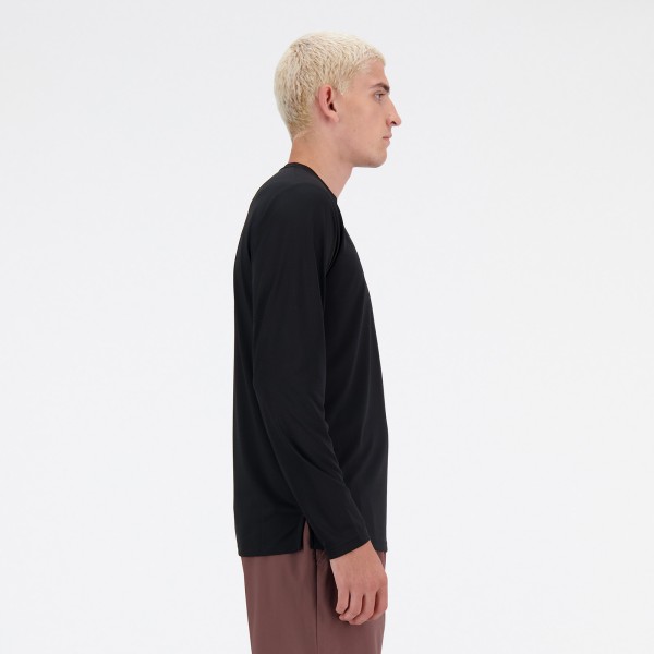 Moška športna majica New Balance Sport Essentials Long Sleeve z dolgimi rokavi, lahka in zračna majica za trening in vsakodnevno udobje.