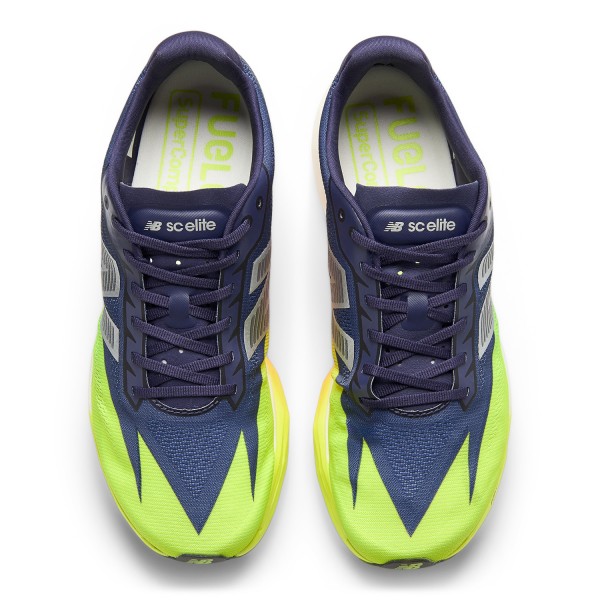 Moške tekaške superge New Balance SC Elite, ultralahki tekmovalni copati s karbonsko ploščo in vrhunskim blaženjem za hitre teke in maratone.