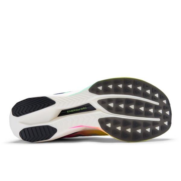 Moške tekaške superge New Balance SC Elite, ultralahki tekmovalni copati s karbonsko ploščo in vrhunskim blaženjem za hitre teke in maratone.