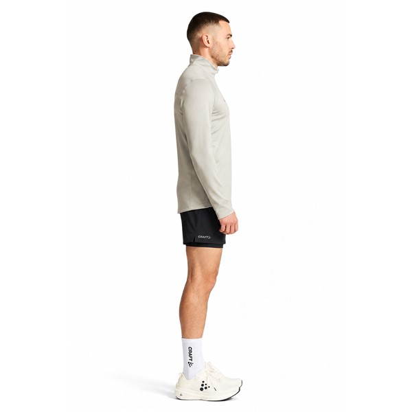 Originalni moški funkcionalni midlayer CRAFT Core Gain Midlayer M Cloud v svetlo sivi barvi. Izdelan iz 88 % recikliranega poliestra in 12 % elastana. Mehka funkcionalna jersey tkanina z rahlo brušeno notranjostjo zagotavlja prijetno toplotno udobje, polovična zadrga omogoča prilagajanje zračenja, oprijet kroj Tight Fit pa udobno prileganje. Primeren za tek, pohodništvo, smučanje, treninge in vsakodnevno športno uporabo.