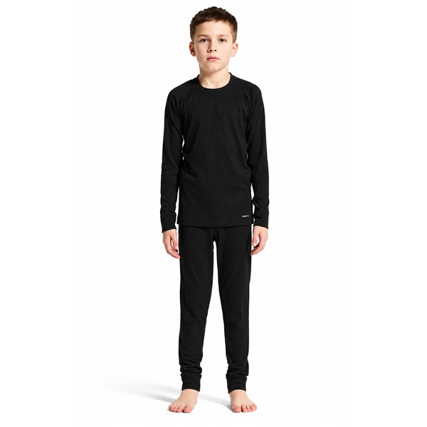 Originalno otroško funkcionalno spodnje perilo CRAFT Baselayer Set 2 JR Black v črni barvi. Komplet vsebuje majico z dolgimi rokavi in dolge spodnje hlače. Mehka rebrasto pletena tkanina zagotavlja učinkovito odvajanje vlage in prijetno uravnavanje telesne temperature, ravni šivi Flatlock pa izboljšujejo udobje med gibanjem. Primeren za otroško smučanje, sankanje, pohodništvo, igre na snegu in druge zimske aktivnosti.