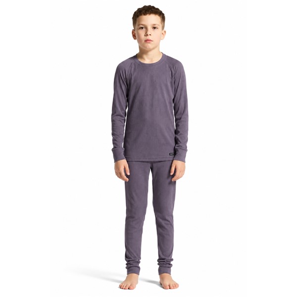 Originalno otroško funkcionalno spodnje perilo CRAFT Baselayer Set 2 JR Cadet. Komplet vsebuje majico z dolgimi rokavi in dolge spodnje hlače iz 100 % recikliranega poliestra. Mehka rebrasto pletena tkanina zagotavlja učinkovito odvajanje vlage in prijetno uravnavanje telesne temperature, ravni šivi Flatlock pa izboljšujejo udobje med gibanjem. Primeren za otroško smučanje, sankanje, pohodništvo, igre na snegu in druge zimske aktivnosti.