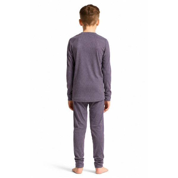 Originalno otroško funkcionalno spodnje perilo CRAFT Baselayer Set 2 JR Cadet. Komplet vsebuje majico z dolgimi rokavi in dolge spodnje hlače iz 100 % recikliranega poliestra. Mehka rebrasto pletena tkanina zagotavlja učinkovito odvajanje vlage in prijetno uravnavanje telesne temperature, ravni šivi Flatlock pa izboljšujejo udobje med gibanjem. Primeren za otroško smučanje, sankanje, pohodništvo, igre na snegu in druge zimske aktivnosti.