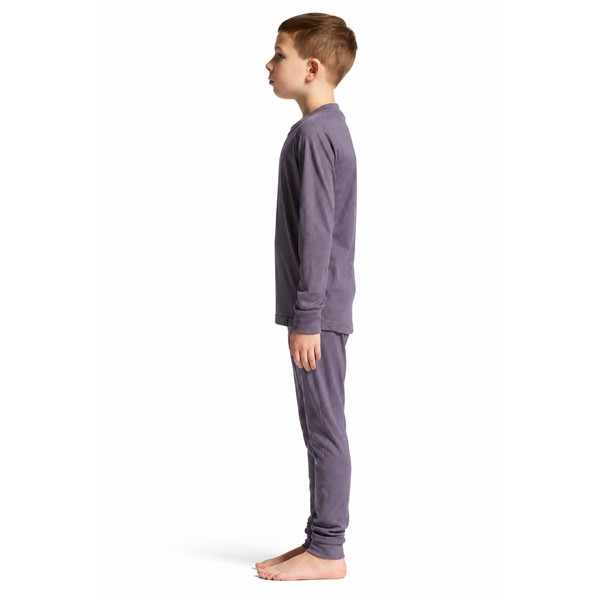 Originalno otroško funkcionalno spodnje perilo CRAFT Baselayer Set 2 JR Cadet. Komplet vsebuje majico z dolgimi rokavi in dolge spodnje hlače iz 100 % recikliranega poliestra. Mehka rebrasto pletena tkanina zagotavlja učinkovito odvajanje vlage in prijetno uravnavanje telesne temperature, ravni šivi Flatlock pa izboljšujejo udobje med gibanjem. Primeren za otroško smučanje, sankanje, pohodništvo, igre na snegu in druge zimske aktivnosti.