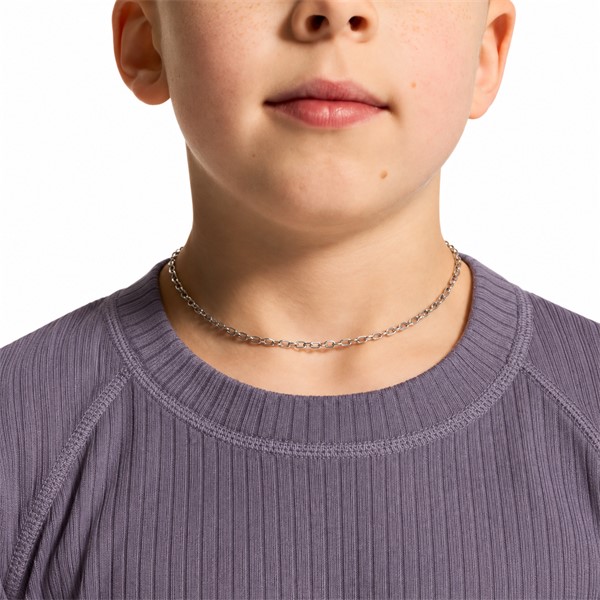 Originalno otroško funkcionalno spodnje perilo CRAFT Baselayer Set 2 JR Cadet. Komplet vsebuje majico z dolgimi rokavi in dolge spodnje hlače iz 100 % recikliranega poliestra. Mehka rebrasto pletena tkanina zagotavlja učinkovito odvajanje vlage in prijetno uravnavanje telesne temperature, ravni šivi Flatlock pa izboljšujejo udobje med gibanjem. Primeren za otroško smučanje, sankanje, pohodništvo, igre na snegu in druge zimske aktivnosti.