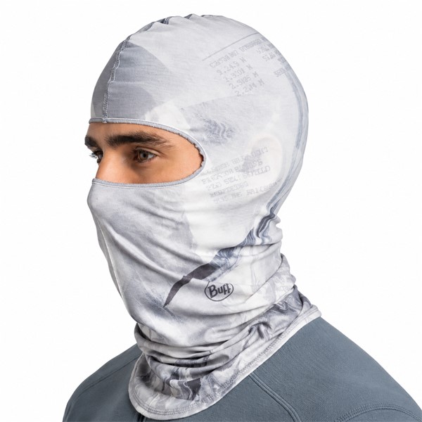 Originalna športna podmaska BUFF® EcoStretch Balaclava Snout Ash v sivo-črnem športnem dizajnu. Lahka nizkoprofilna konstrukcija s tehnologijo 4-Way Ultra Stretch in učinkovitim odvajanjem vlage, primerna za smučanje, deskanje na snegu, kolesarjenje ter druge aktivnosti s čelado.