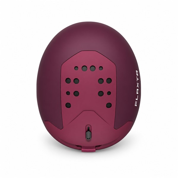 Vrhunska smučarska čelada FLAXTA DEEP SPACE v elegantni slivovo vijolični barvi PLUM. Hibridna konstrukcija In-Mold in ABS, 100 % reciklirana EPS-sredica, prilagodljiva podloga FoamFit, izolacija PrimaLoft® Gold, magnetna zaponka Fidlock® in nastavljivo prezračevanje zagotavljajo kakovostno zaščitno funkcionalnost, udobje in sodoben športni videz.