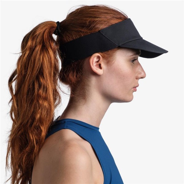 Športni vizor BUFF® GO VISOR je izredno lahek in funkcionalen vizir za zaščito pred soncem in znojem z najmanj UPF50 zaščite. Odvod vlage na zunanjo stran omogoča, da vaša koža med nošenjem ostane suha in preprečuje prenos znoja na čelo.