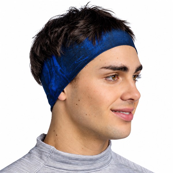 Originalni širok športni trak BUFF® CoolNet UV® Wide Headband Arius Blue v temno modri barvi. Izdelan iz 95 % recikliranega poliestra in 5 % elastana, z UV-zaščito UPF 50, hladilno tehnologijo HeiQ Smart Temp, štirismerno raztegljivostjo in hitro sušečim materialom. Primeren za tek, pohodništvo, kolesarjenje in druge športne aktivnosti.