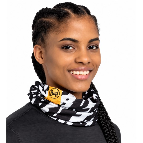 Originalna večnamenska tuba BUFF® CoolNet UV® Logo Multi s črno barvno osnovo in atraktivnimi večbarvnimi logotipi. Izdelana iz 95 % recikliranega poliestra in 5 % elastana, z zaščito UPF 50, štirismerno raztegljivostjo in učinkovitim odvajanjem vlage. Primerna za tek, pohodništvo, kolesarjenje, potovanja in poletne športne aktivnosti.
